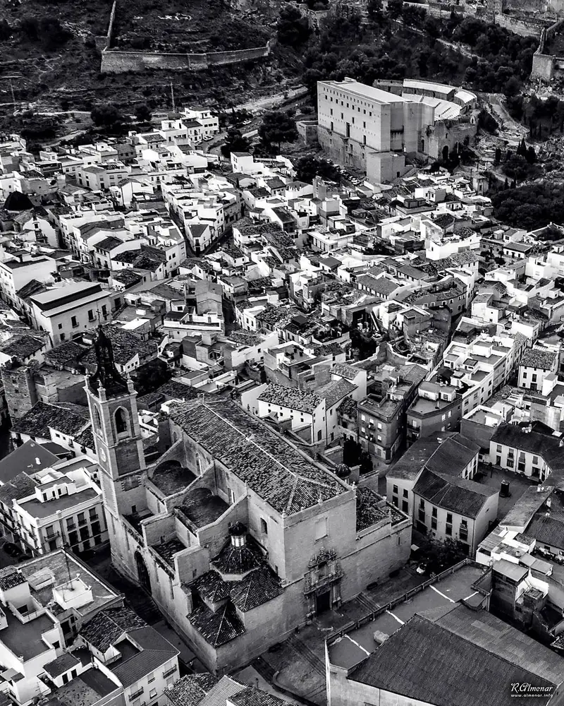 Vista aérea en blanco y negro del casco antiguo de Sagunto