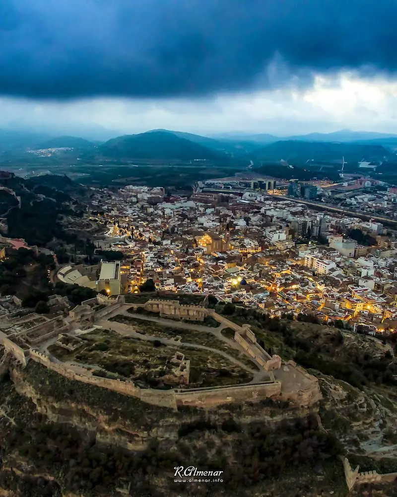 Sagunto al anochecer desde el castillo, con el pueblo iluminado