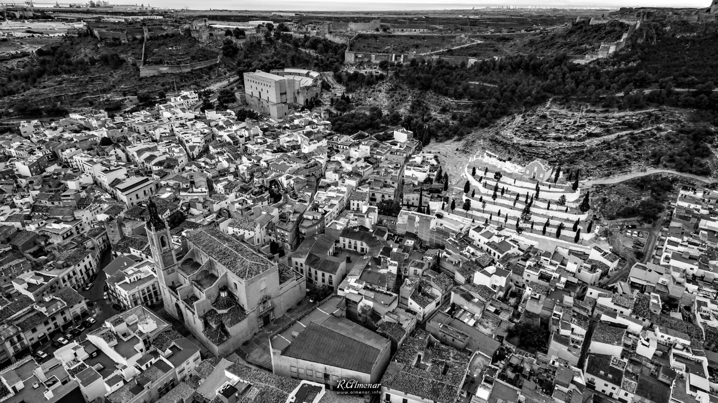 Sagunto desde el aire en blanco y negro: el casco antiguo, la iglesia y el castillo al fondo. Fotografía ganadora del primer Concurso Fotográfico de la Ruta del Grial