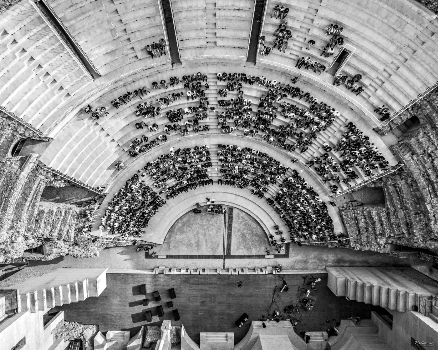 Teatre Romà de Sagunt lleno de público, fotografía aérea en blanco y negro