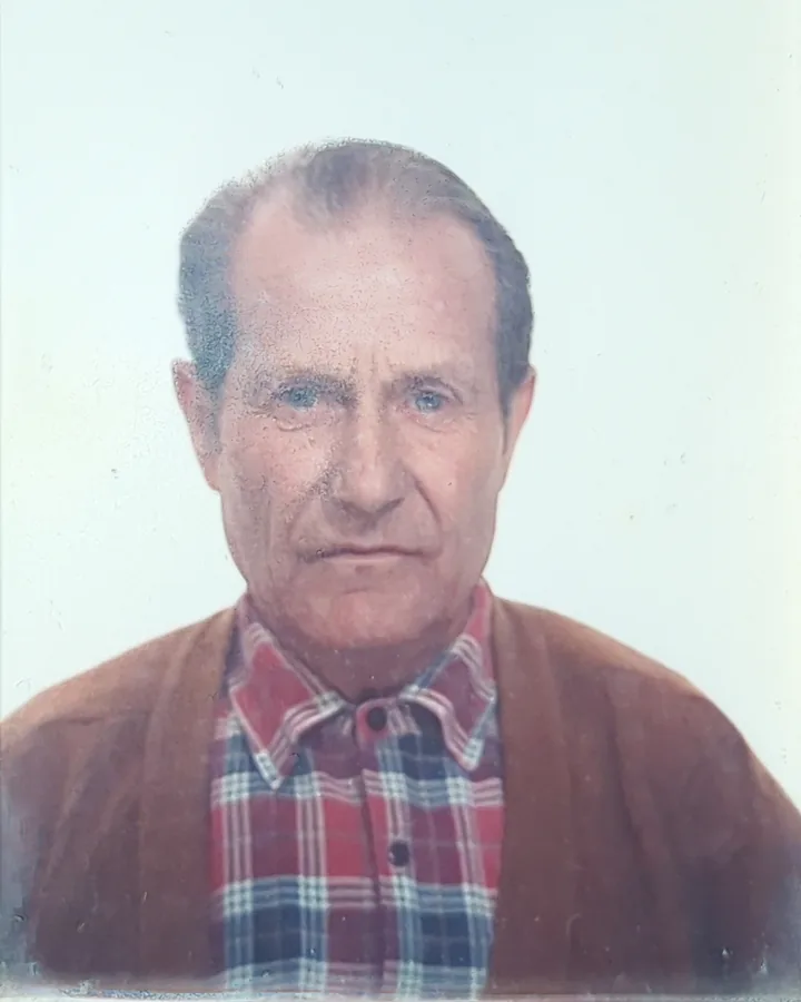 Foto antiga de l’avi de Ricard, deteriorada
